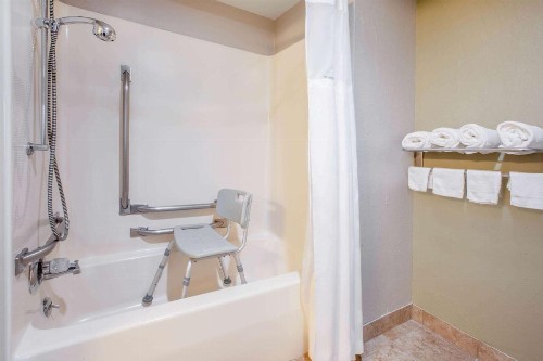 Baymont by Wyndham Grand Rapids Airport - image 25