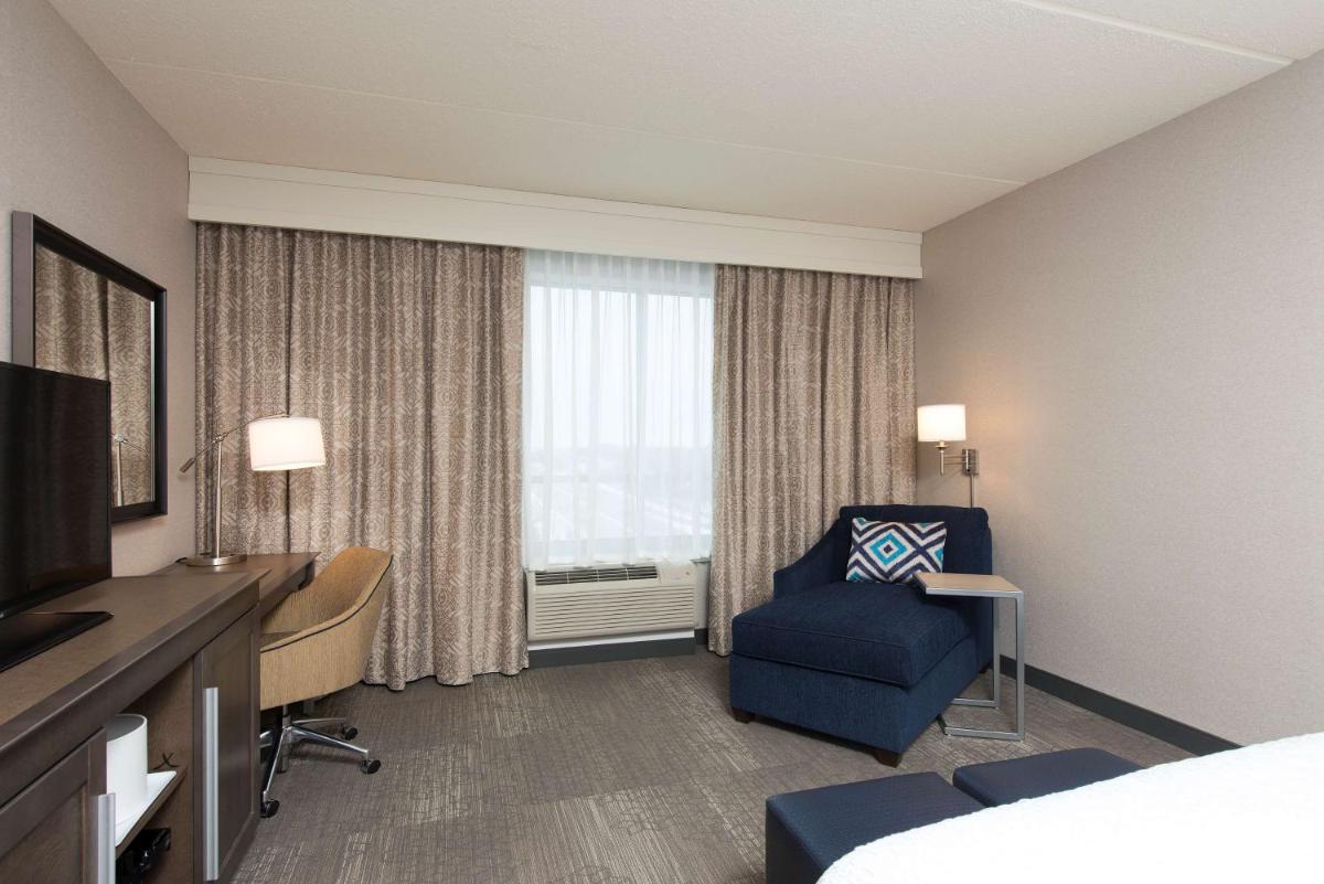 Hampton Inn & Suites Grand Rapids Downtown - image 4