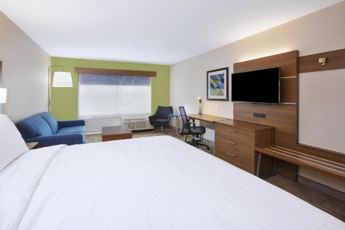 Holiday Inn Express & Suites Grand Rapids Airport North an IHG Hotel - image 15