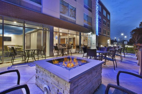 Holiday Inn Express & Suites Grand Rapids Airport North an IHG Hotel - image 17
