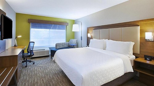 Holiday Inn Express & Suites Grand Rapids Airport North an IHG Hotel - image 20