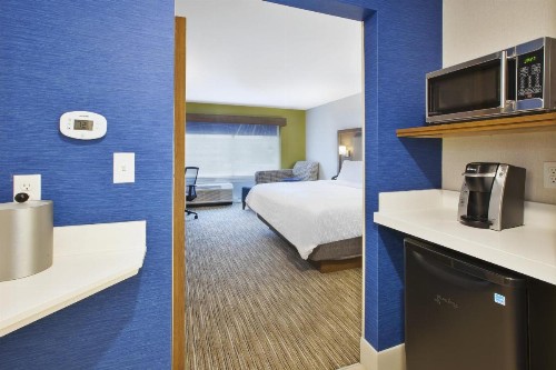 Holiday Inn Express & Suites Grand Rapids Airport North an IHG Hotel - image 27