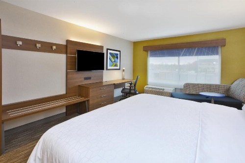 Holiday Inn Express & Suites Grand Rapids Airport North an IHG Hotel - image 28