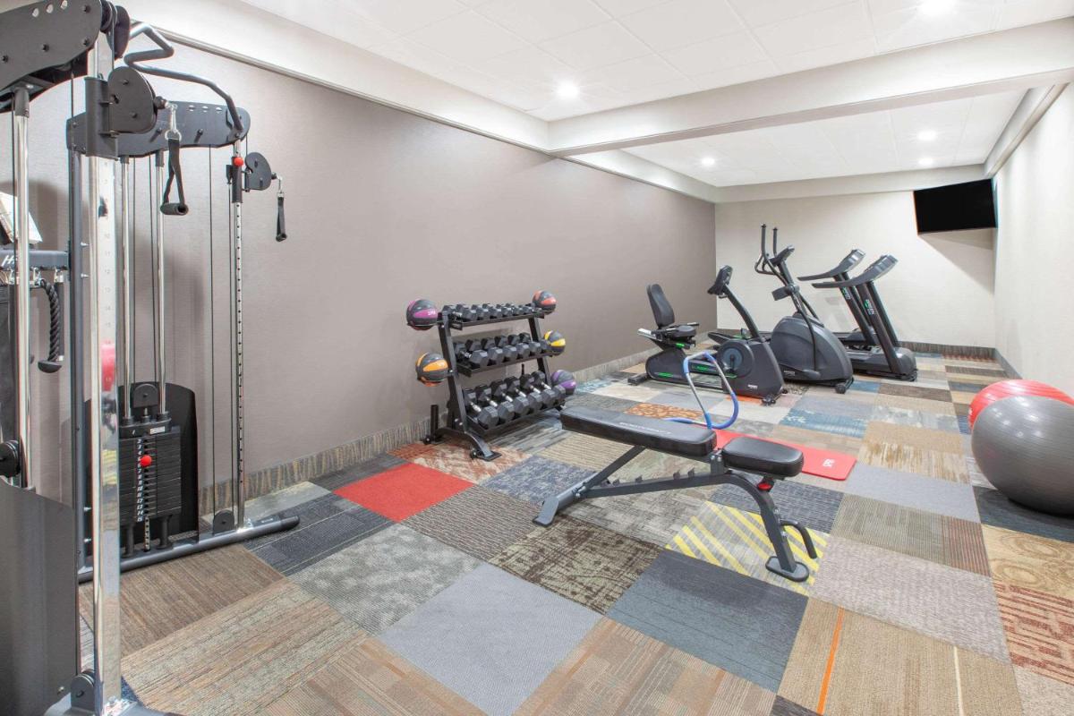 Days Inn & Suites by Wyndham Grand Rapids Near Downtown - image 3