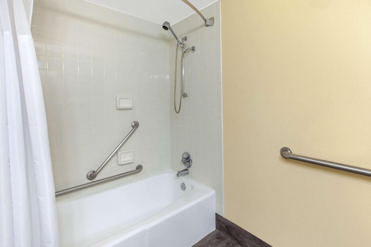 Days Inn & Suites by Wyndham Grand Rapids Near Downtown - image 4