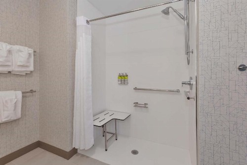 Holiday Inn Express & Suites - Grand Rapids Airport - South an IHG Hotel - image 18