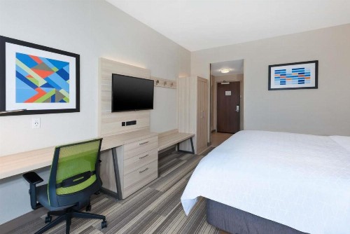 Holiday Inn Express & Suites - Grand Rapids Airport - South an IHG Hotel - image 21