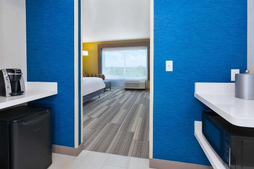 Holiday Inn Express & Suites - Grand Rapids Airport - South an IHG Hotel - image 28