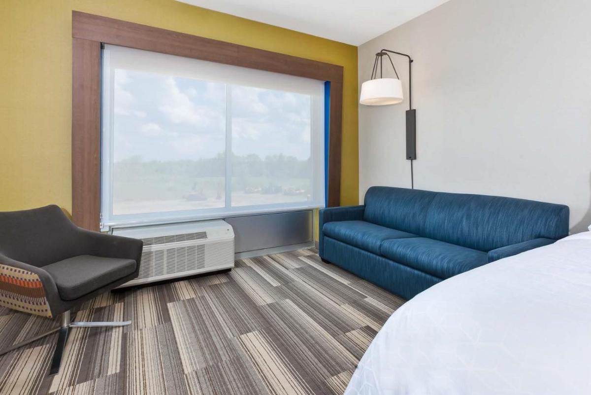 Holiday Inn Express & Suites - Grand Rapids Airport - South an IHG Hotel - image 3