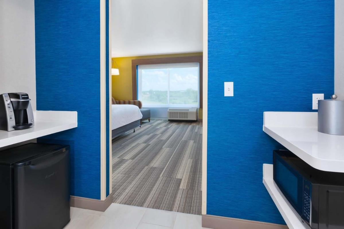 Holiday Inn Express & Suites - Grand Rapids Airport - South an IHG Hotel - image 7
