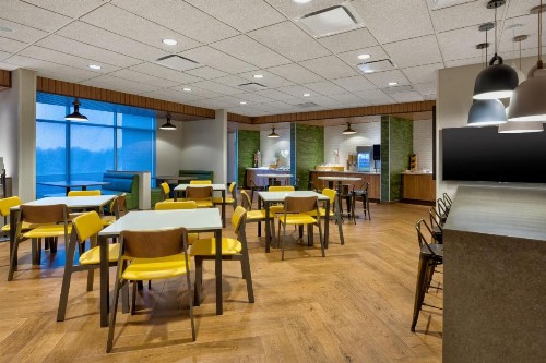 Fairfield by Marriott Inn & Suites Grand Rapids North - image 2