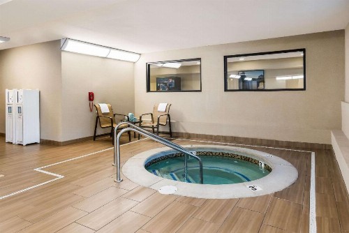 Best Western Plus Grand Castle Inn & Suites Grand Rapids West - image 2