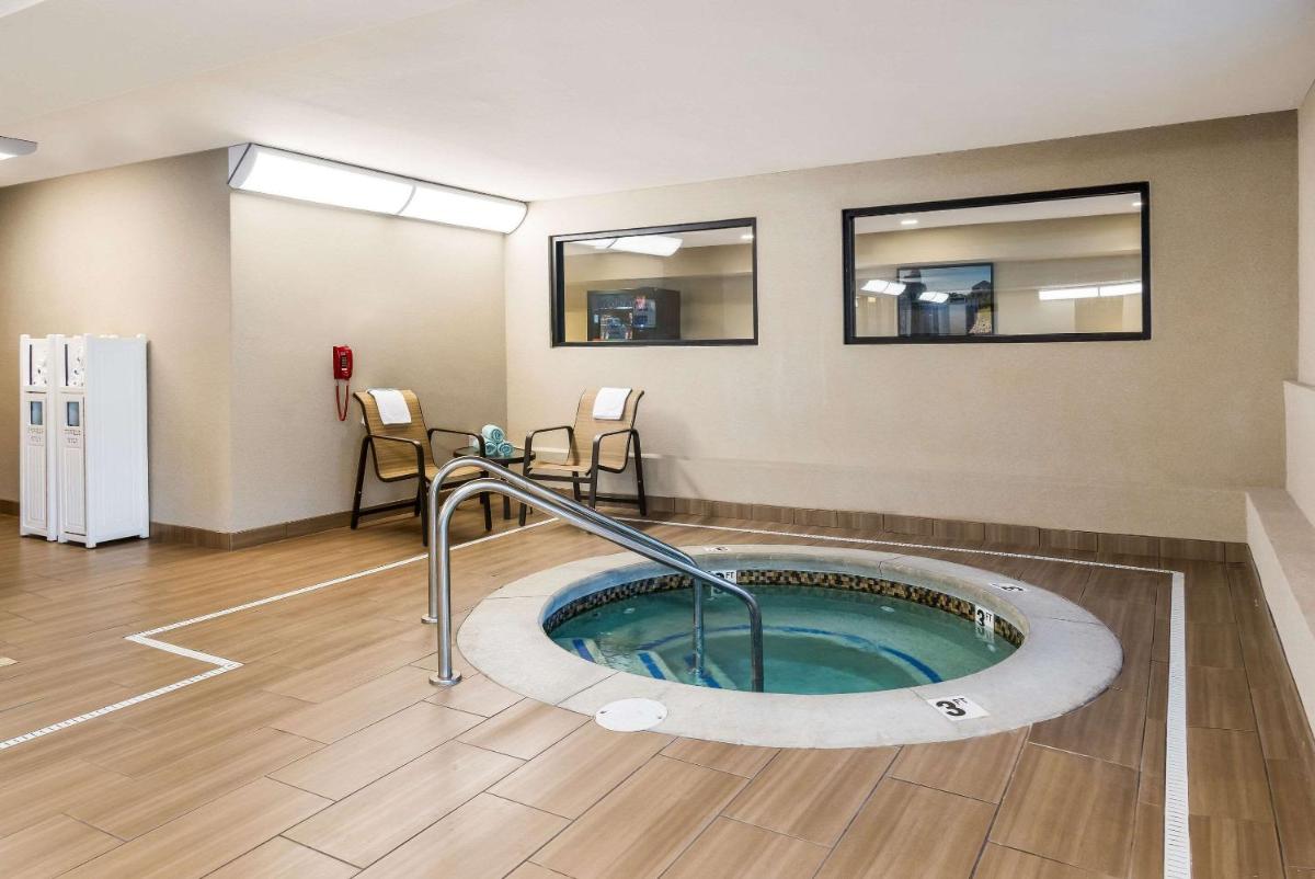 Best Western Plus Grand Castle Inn & Suites Grand Rapids West - image 2