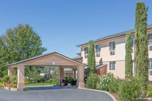 Super 8 by Wyndham Grants Pass - image 1