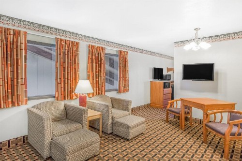 Super 8 by Wyndham Grants Pass - image 11