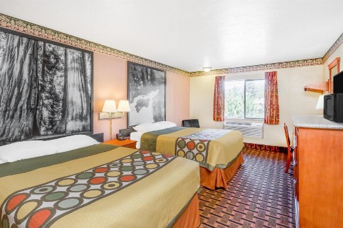 Super 8 by Wyndham Grants Pass - image 2
