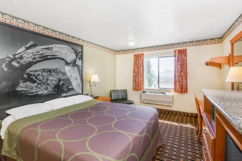 Super 8 by Wyndham Grants Pass - image 4
