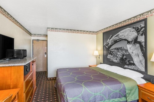 Super 8 by Wyndham Grants Pass - image 5