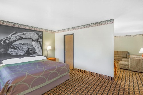 Super 8 by Wyndham Grants Pass - image 6