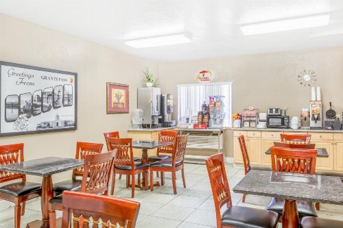Super 8 by Wyndham Grants Pass - image 7