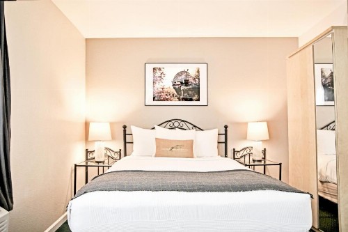 Sierra Mountain Inn - image 24