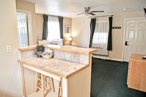 Sierra Mountain Inn - image 25