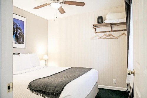 Sierra Mountain Inn - image 26