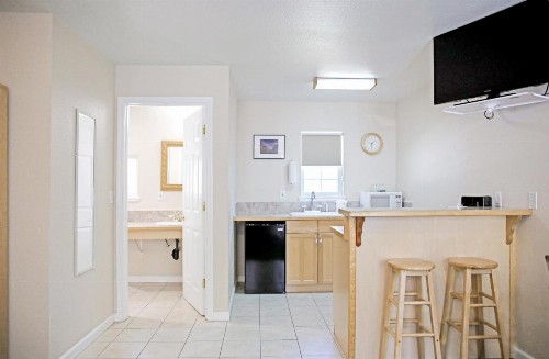 Sierra Mountain Inn - image 29