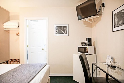 Sierra Mountain Inn - image 32