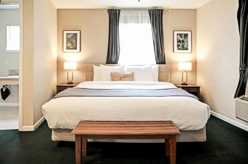 Sierra Mountain Inn - image 33