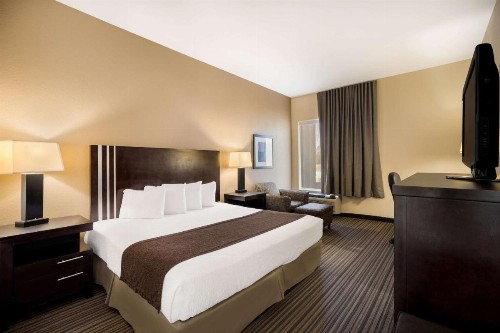 Best Western Plus Houma Inn - image 14
