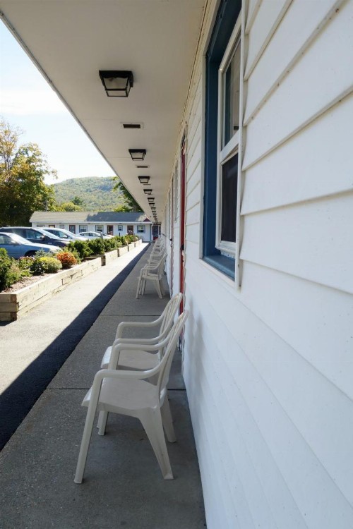 Monument Mountain Motel - image 1