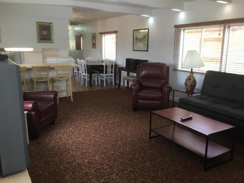 Ski's Western Motel - image 14
