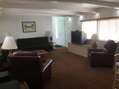 Ski's Western Motel - image 2