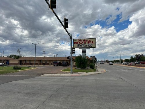 Ski's Western Motel - image 23