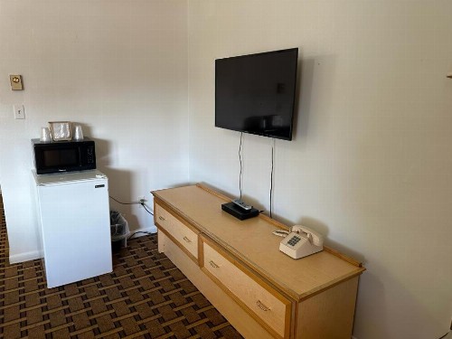 Ski's Western Motel - image 24