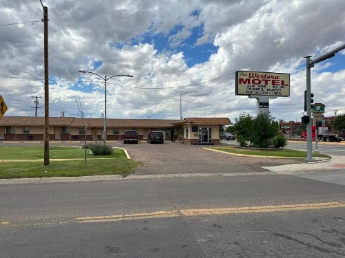 Ski's Western Motel - image 25