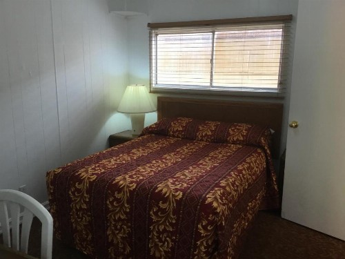 Ski's Western Motel - image 3