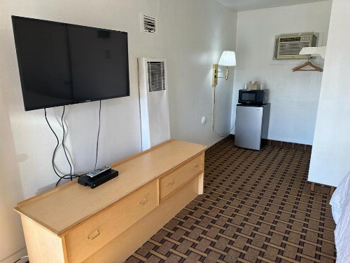 Ski's Western Motel - image 34