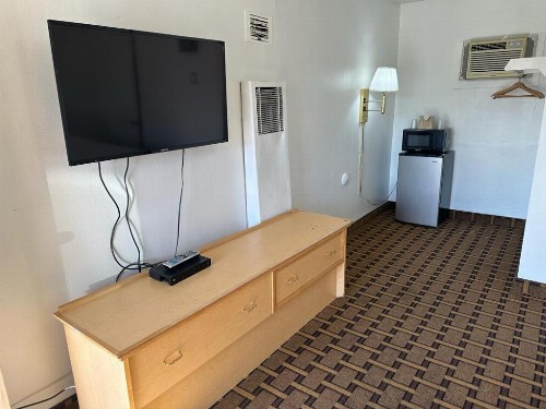 Ski's Western Motel - image 35