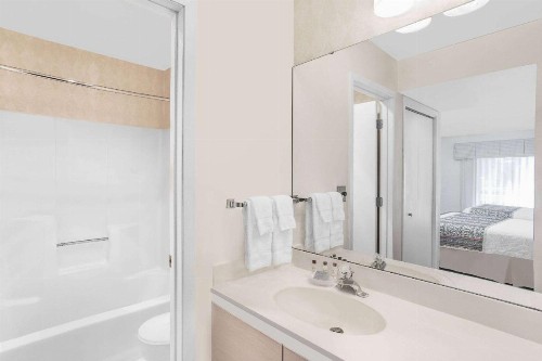 Hawthorn Suites Green Bay - image 2