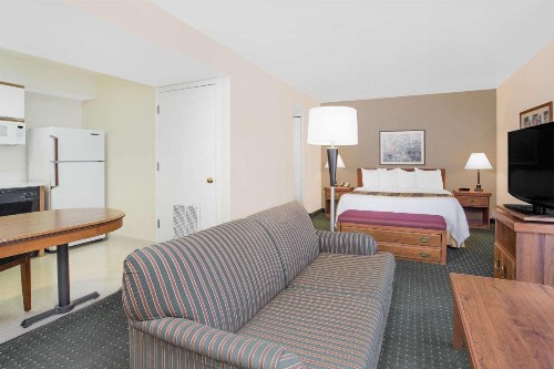 Hawthorn Suites Green Bay - image 25