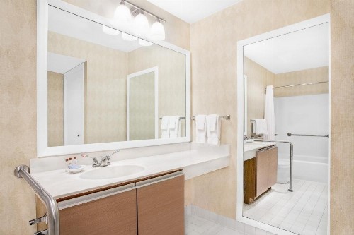 Hawthorn Suites Green Bay - image 26