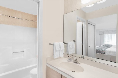 Hawthorn Suites Green Bay - image 27