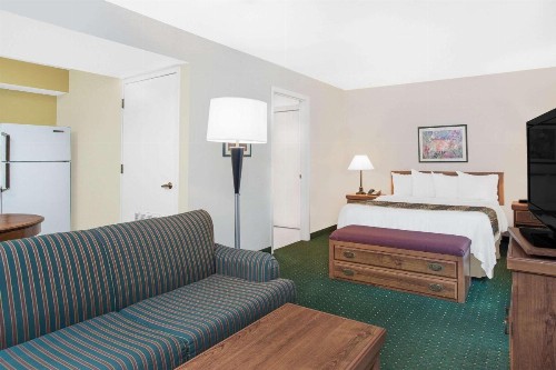 Hawthorn Suites Green Bay - image 29