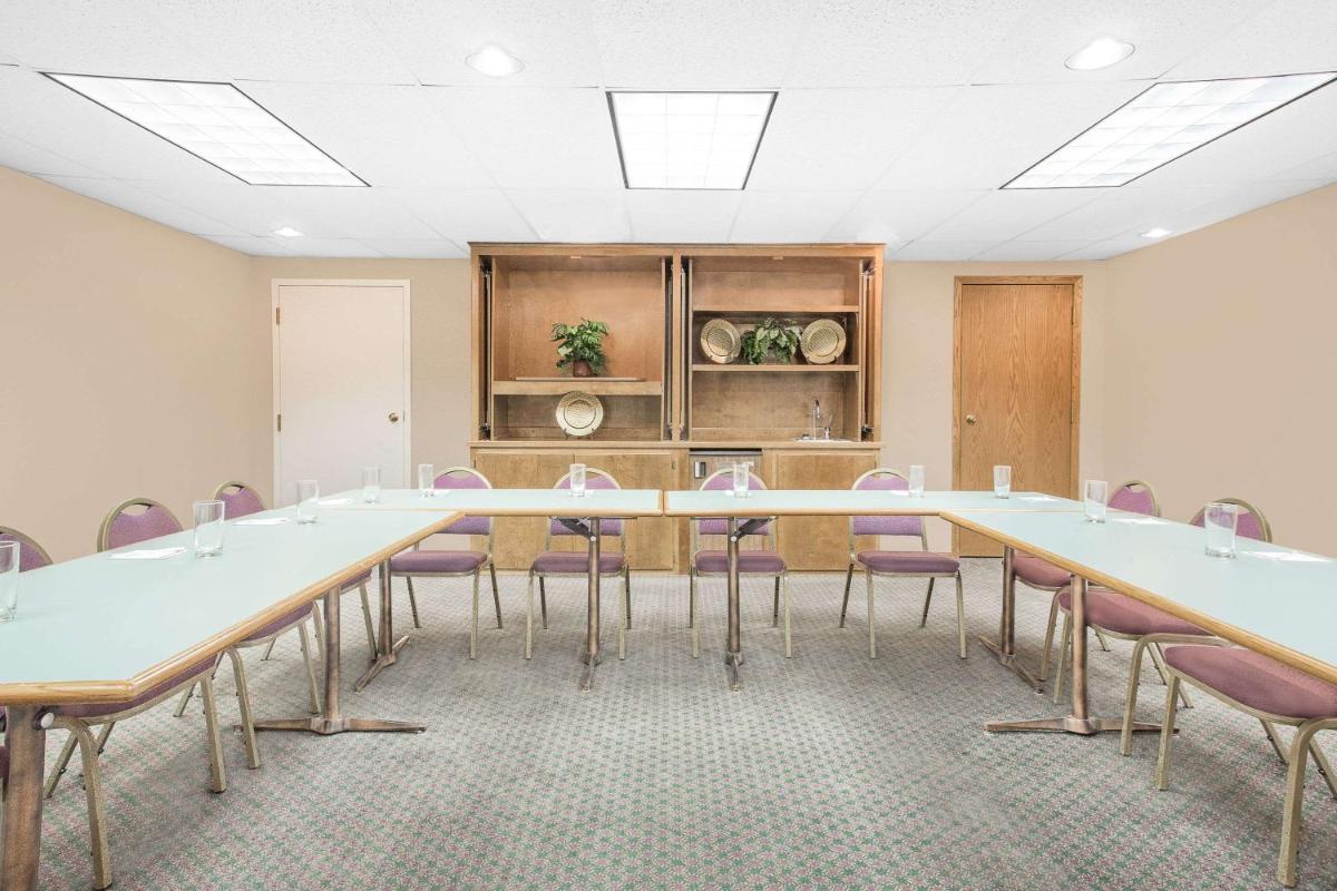 Hawthorn Suites Green Bay - image 3