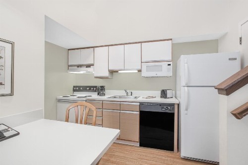 Hawthorn Suites Green Bay - image 33