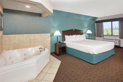 AmericInn by Wyndham Green Bay East - image 7