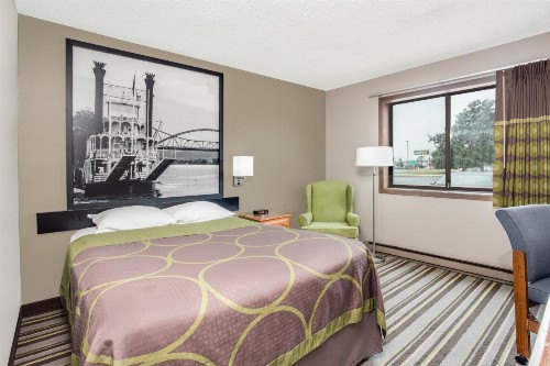 Super 8 by Wyndham Green Bay Near Stadium - image 13