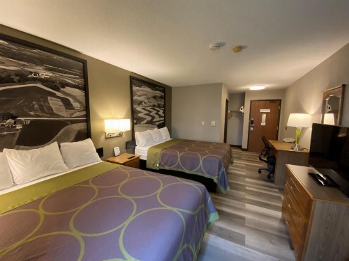 Super 8 by Wyndham Green Bay Near Stadium - image 2